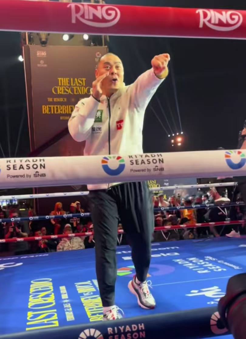 拳击比赛选手实力过人，一击制胜