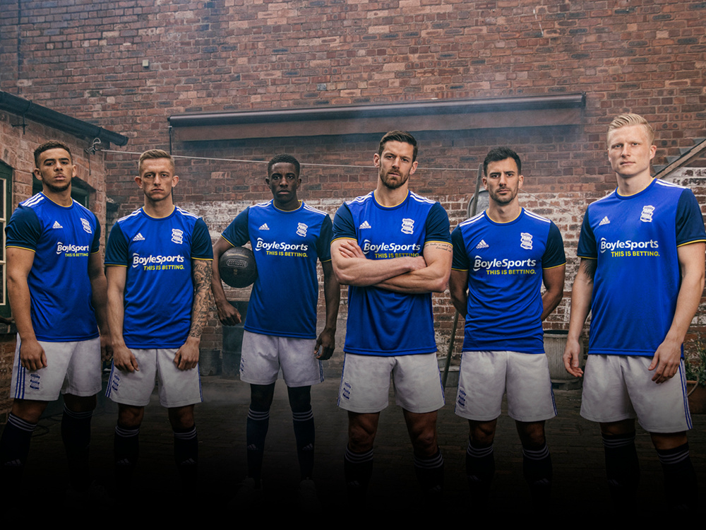 aoa体育体育在线登录-伯明翰城后卫抢断成功，解围保住胜利