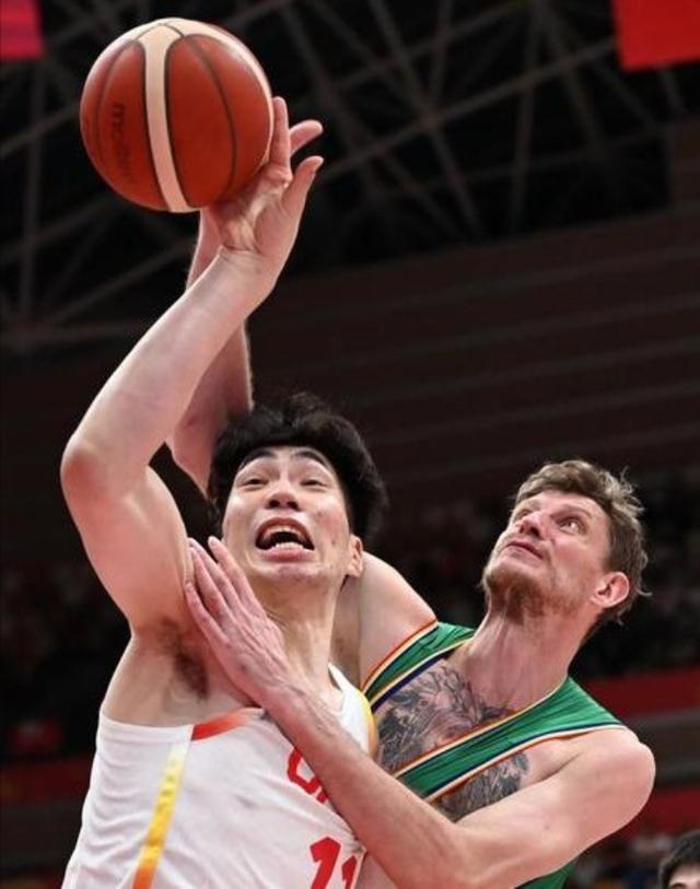 aoa体育体育入口-关于激情四射的比赛场面，全场紧张的信息