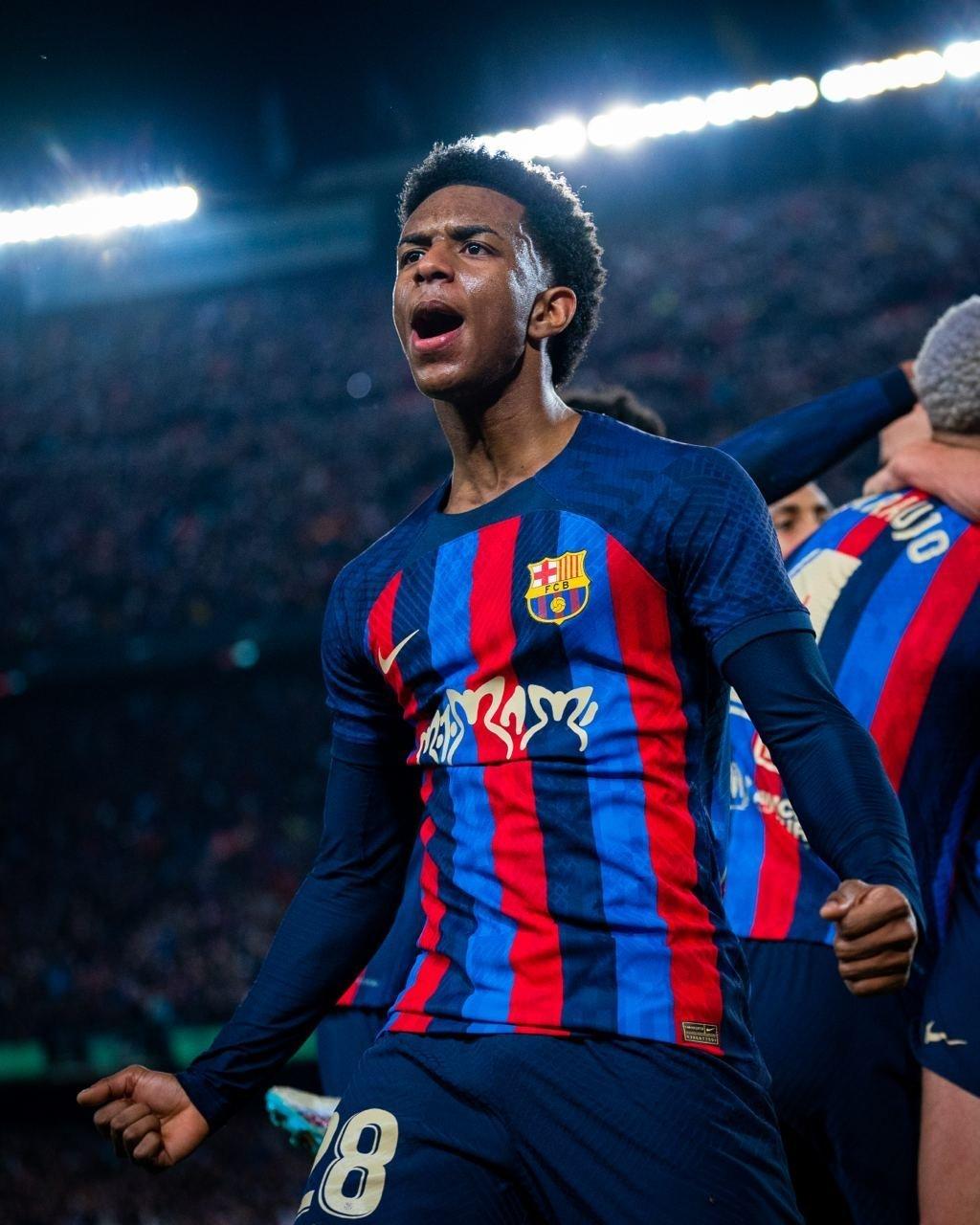 aoa体育体育app下载-巴萨失利连连，陷入保级泥潭