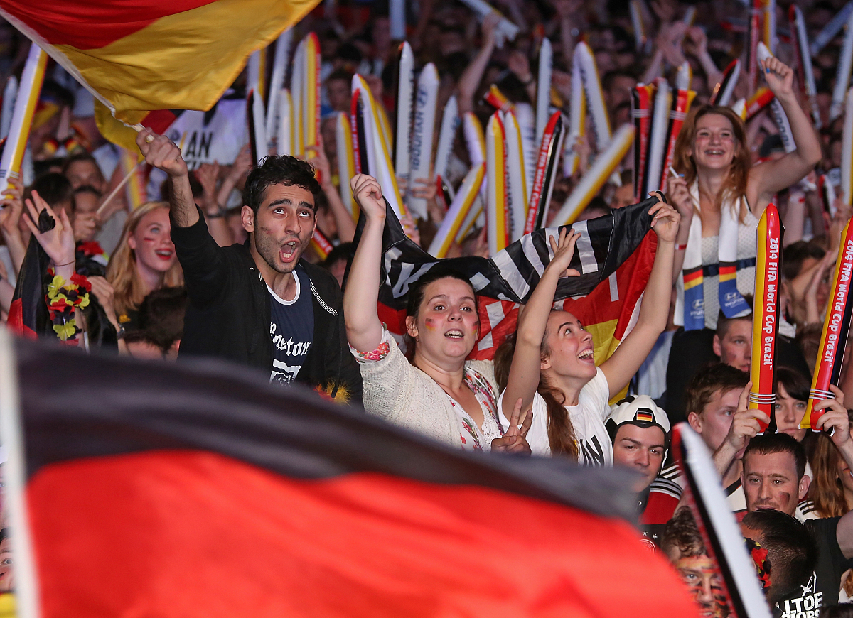 aoa体育-足球比赛热度持续，球迷呼声高涨