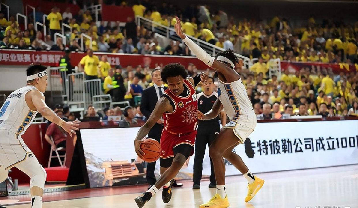 外援巨星发挥全面,带领球队获胜 外援巨星发挥全面,带领球队获胜