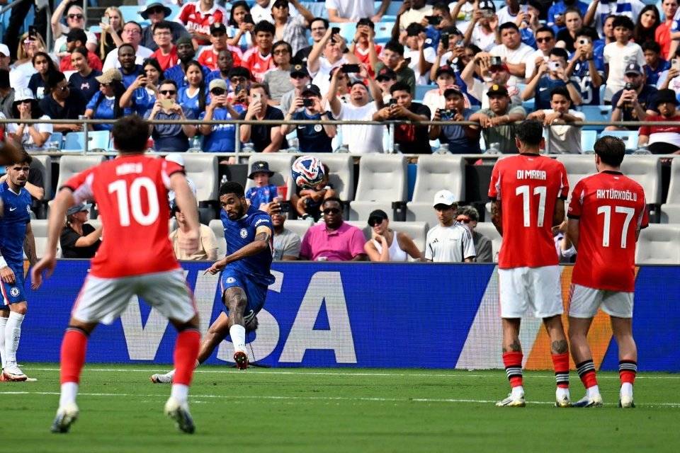 aoa体育体育亚洲官网-劲敌对决！欧洲国际比赛场上的鏖战不断