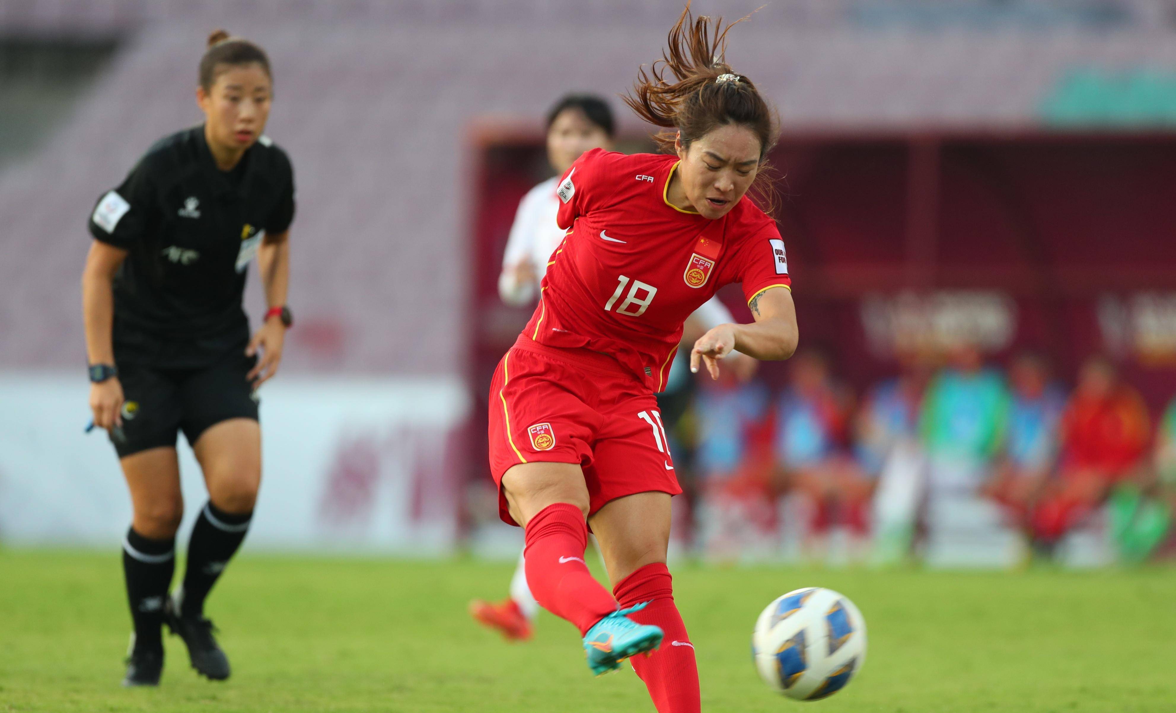 荷兰女足队员争先恐后，角逐上场机会