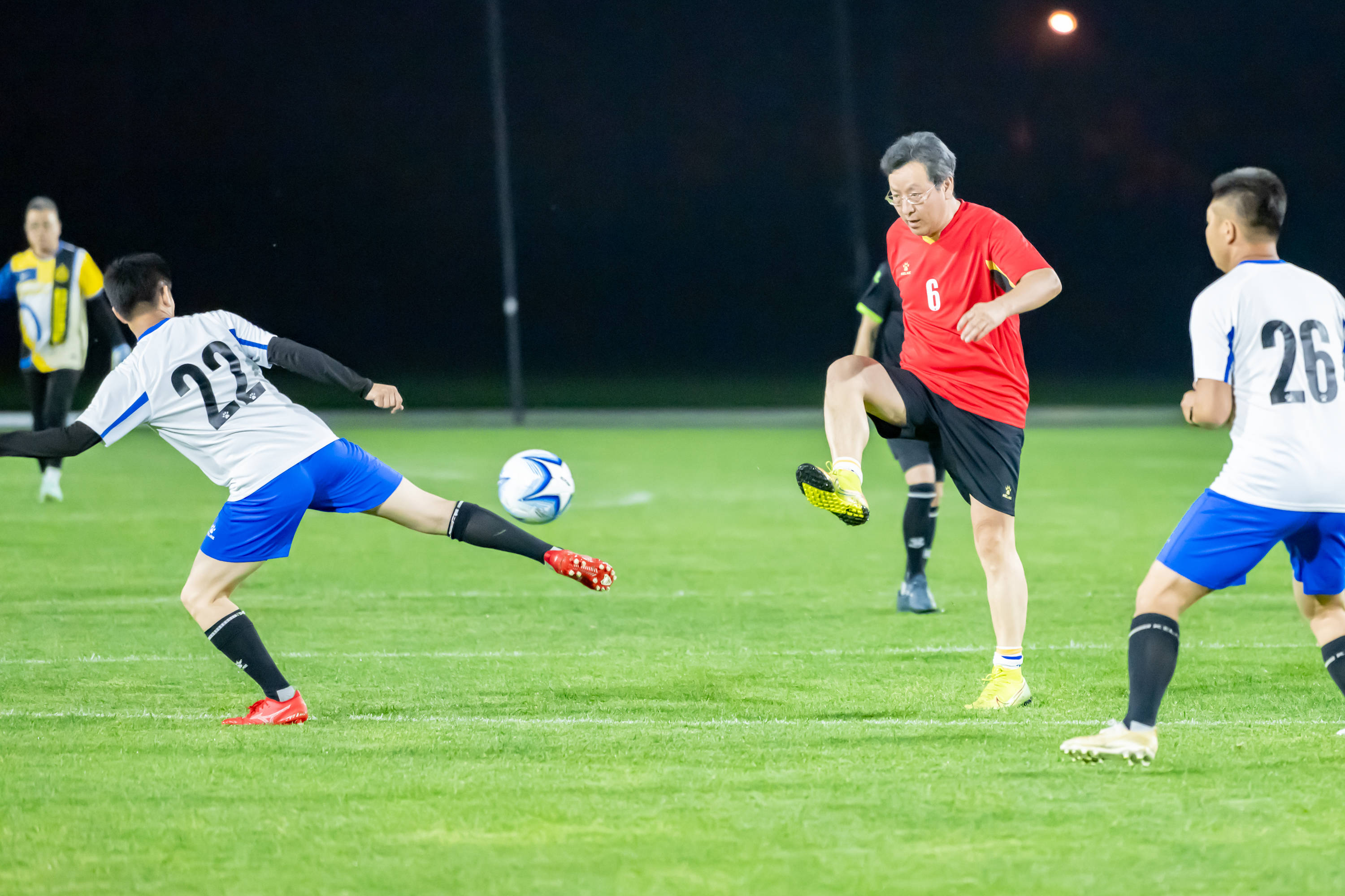 aoa体育体育平台-精彩回顾：较量激烈的足球比赛精彩瞬间的简单介绍