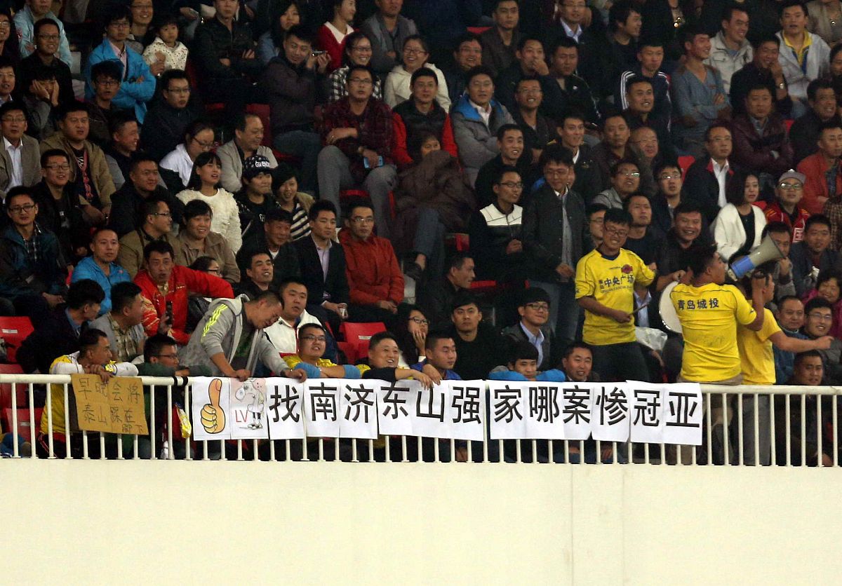 比赛结束后，球迷尽情欢呼庆祝，热血沸腾！的简单介绍