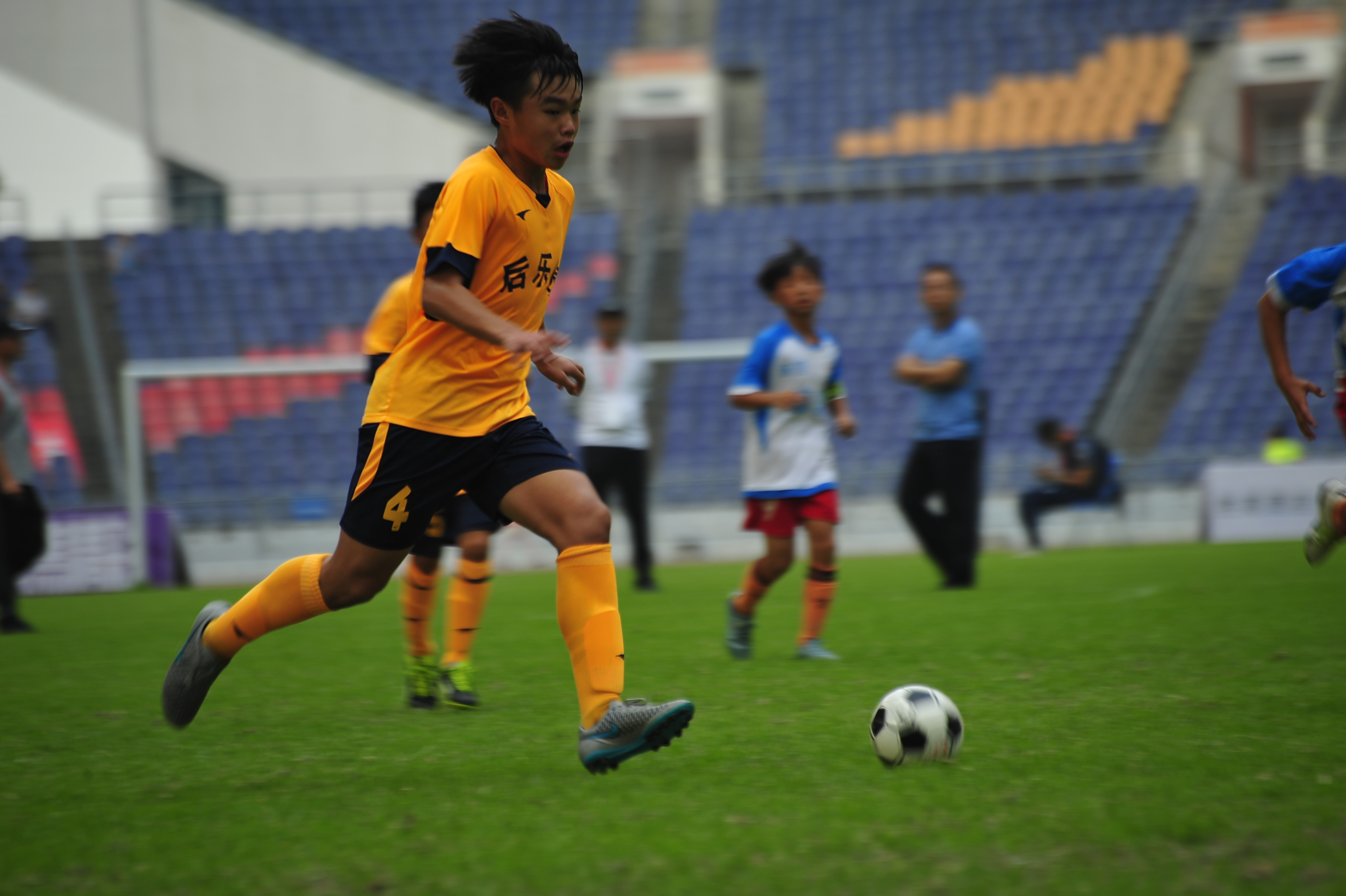 足球赛场上的精彩瞬间，精神风采抢眼！的简单介绍